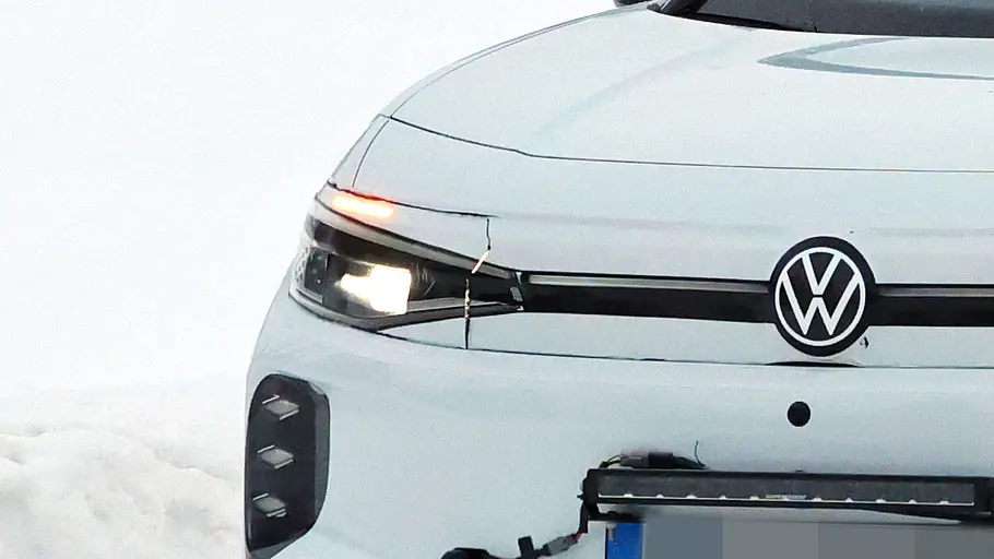 VW ID.4 Facelift Erlkönigbilder zeigen das getarnte Vorserienmodell des VW ID.4 Facelift. Hier: ein Detail vom Frontscheinwerfer.