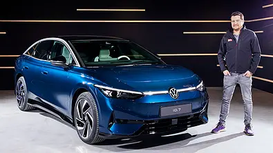 VW ID.7 (2023); stehend, schräg vorne, mit Redakteur Sven Kötter - Foto: VW