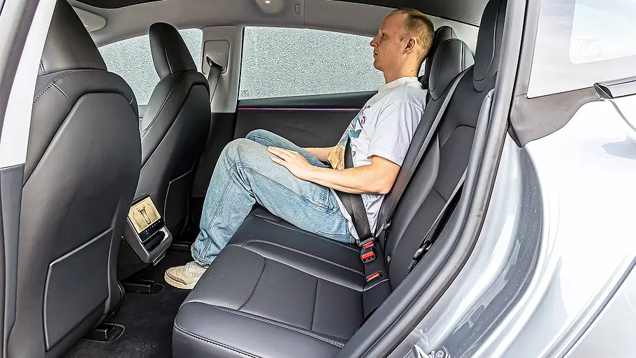 Blick in den Fondbereich des Tesla Model 3.