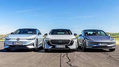 Blick von vorne auf die drei fahrenden Elektro-Limousinen VW ID.7, Mazda6e und Tesla Model 3. - Foto: Frank Ratering