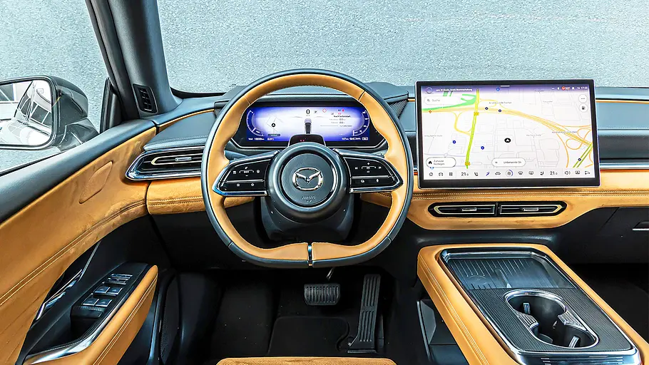 Blick auf die Armaturen im Innenraum des Mazda6e.