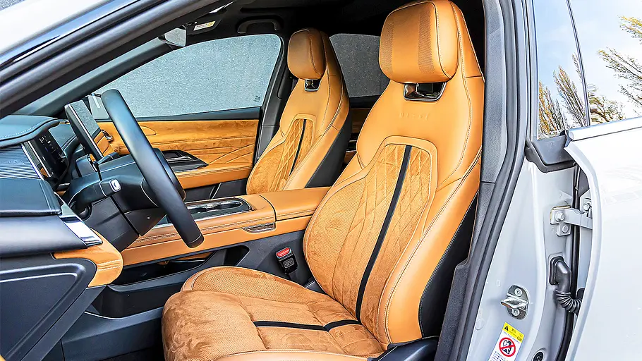 Blick auf die Vordersitze im Innenraum des Mazda6e.