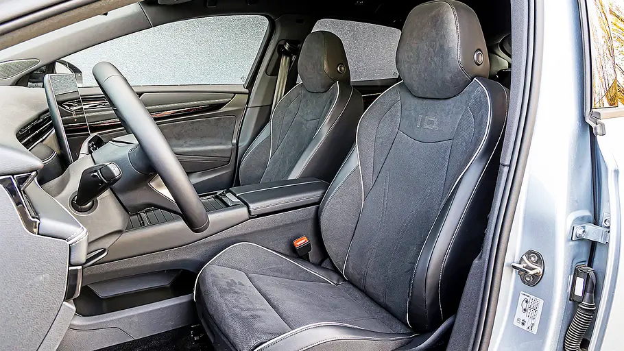 Blick auf die Vordersitze im Innenraum des VW ID.7.