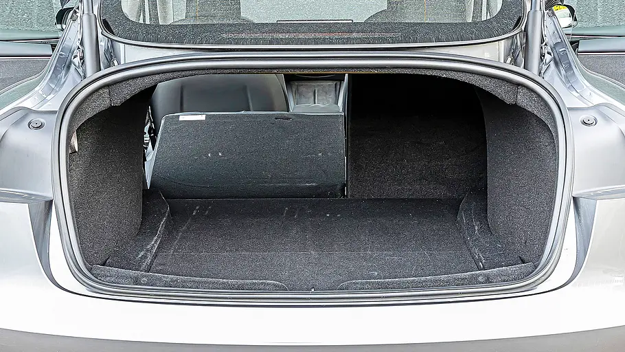 Blick in den Kofferraum des Tesla Model 3.