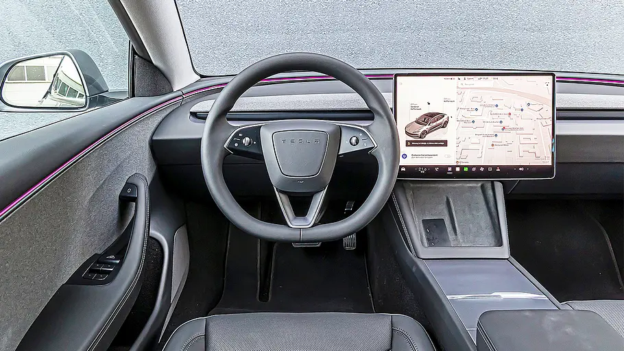Blick auf die Armaturen im Innenraum des Tesla Model 3.