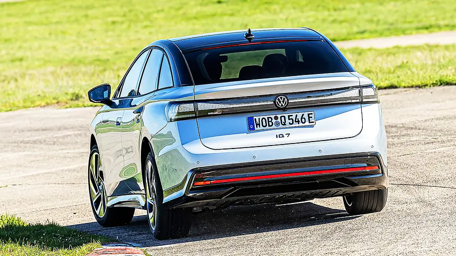 Blick von schräg hinten auf den fahrenden VW ID.7.