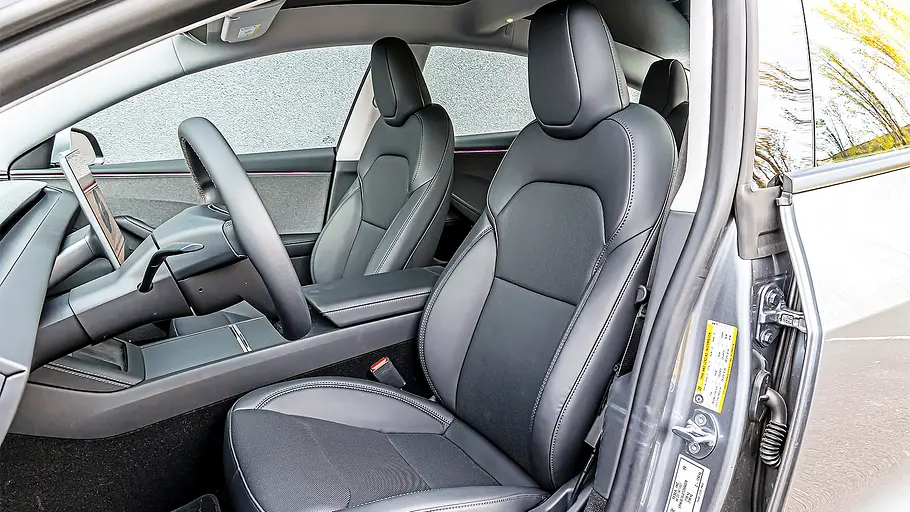 Blick auf die Vordersitze im Innenraum des Tesla Model 3.