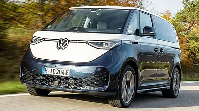 Ein VW ID.Buzz fahrend von schräg vorne. - Foto: AUTO ZEITUNG