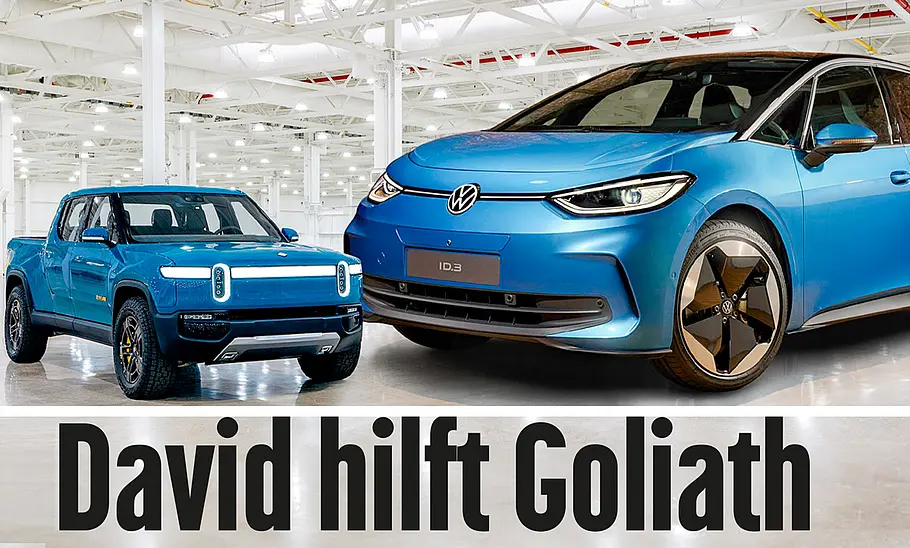 VW investiert Milliarden in Rivian Eine Montage eines VW neben einem Rivian Pick-up. Beide Fahrzeuge stehen in einer weißen Halle.