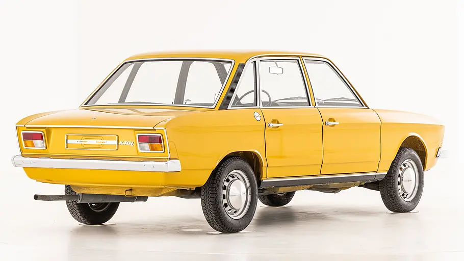 Der VW K70 stehend von schräg hinten.