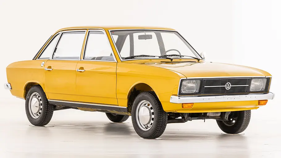 Der VW K70 stehend von schräg vorne.