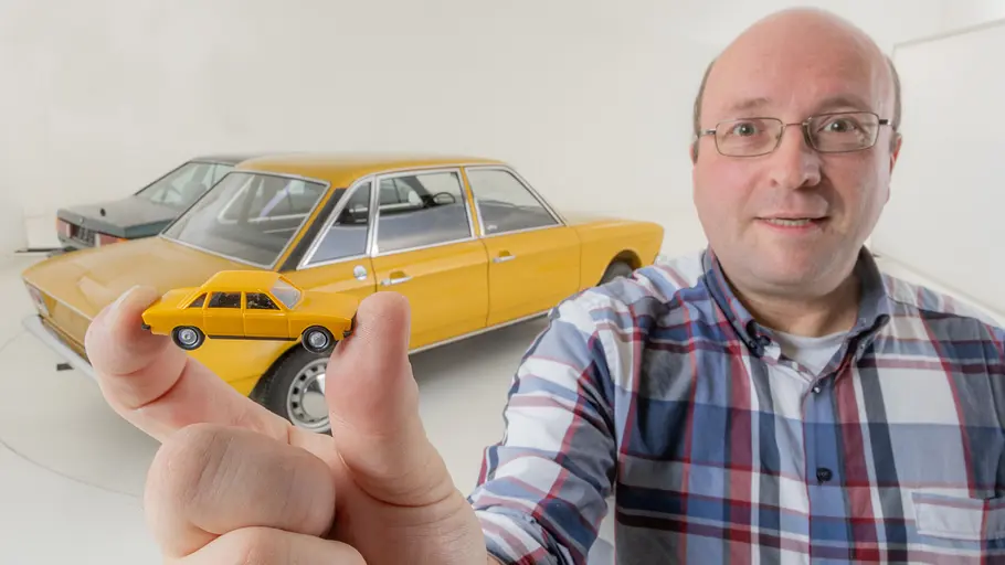 Der VW K70 mit Modellauto im Vordergrund.