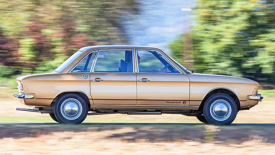 Der VW K70 fahrend seitlich
