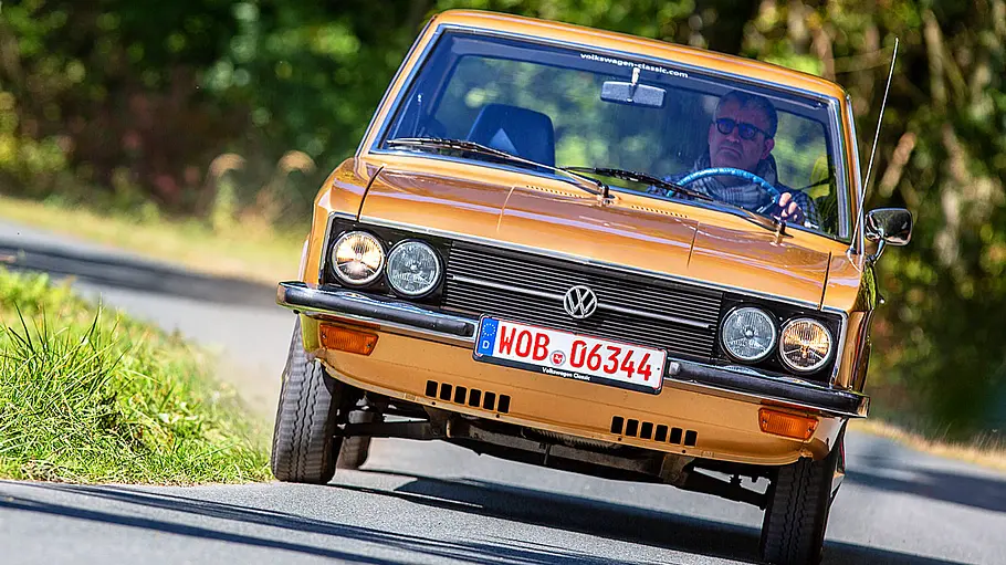 Der VW K70 fahrend von vorne