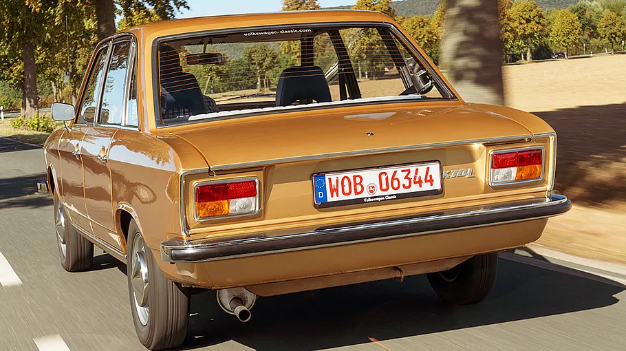 Der VW K70 fahrend von schräg hinten