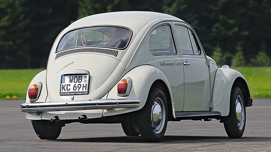 VW Käfer 1300 Der VW Käfer 1300 fahrend von hinten