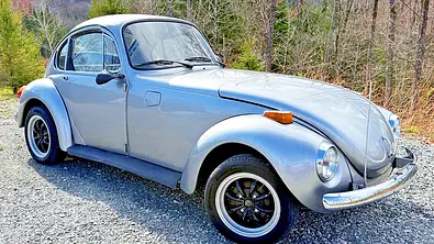Das VW Käfer Coupé stehend von schräg vorne. - Foto: eBay