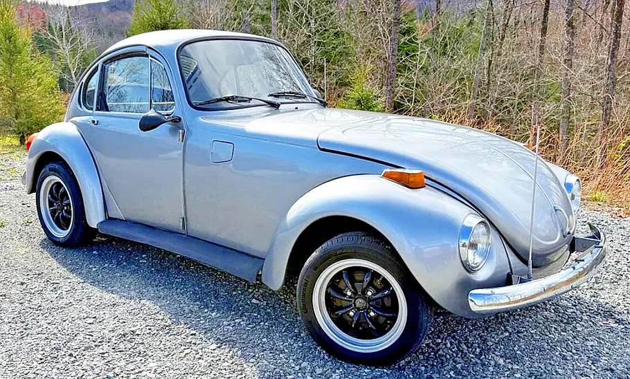 VW Käfer Coupé Das VW Käfer Coupé stehend von schräg vorne.