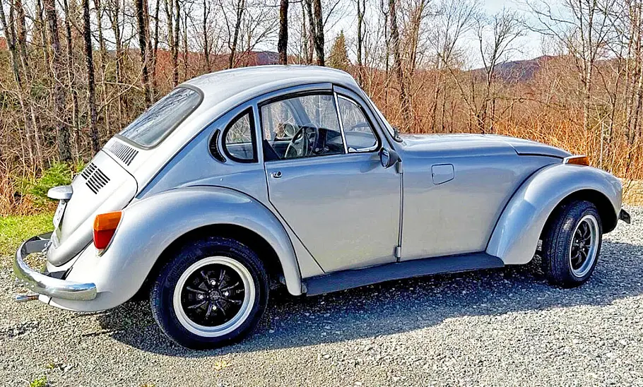 VW Käfer Coupé Das VW Käfer Coupé stehend von schräg hinten.