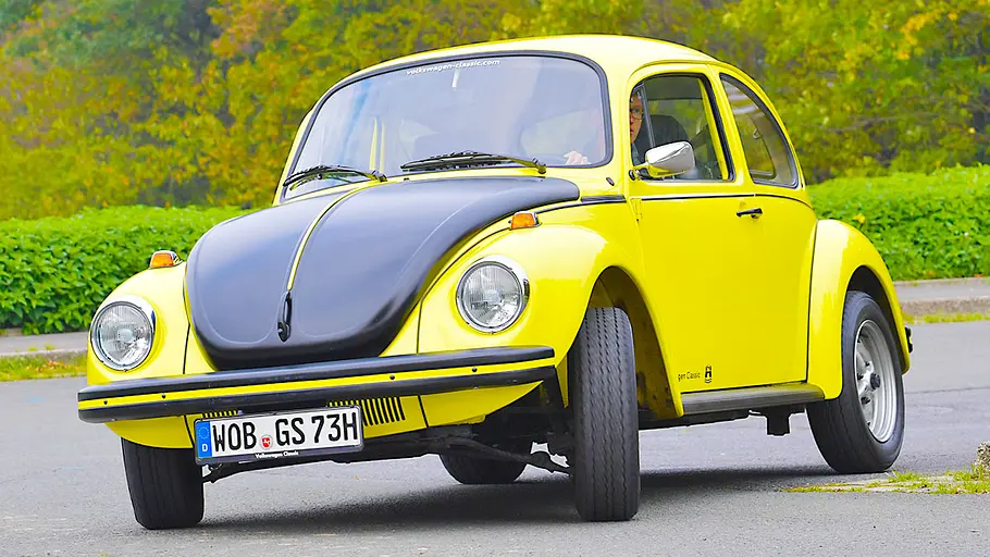 VW 1303 S GSR Der VW 1303 S GSR fahrend von schräg vorne fotografiert.