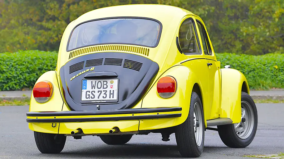 VW 1303 S GSR Der VW 1303 S GSR fahrend von schräg hinten fotografiert.