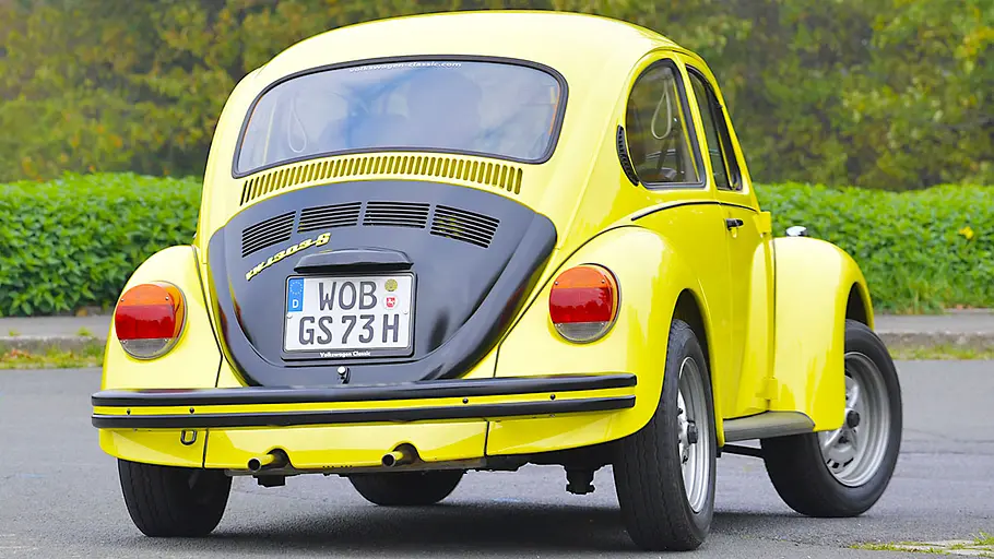 VW 1303 S GSR Der VW 1303 S GSR fahrend von schräg hinten fotografiert.