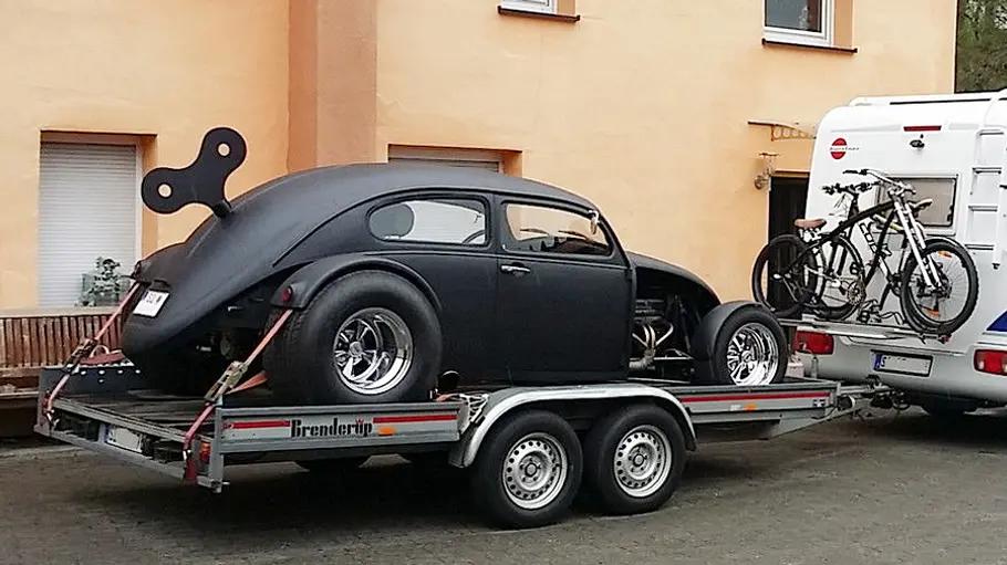 Der VW Käfer als Hot Rod steht auf einem Anhänger.