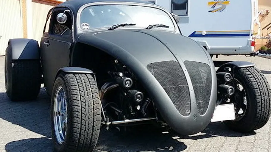 Der VW Käfer als Hot Rod von schräg vorne.