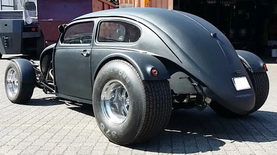 Der VW Käfer als Hot Rod von schräg hinten.