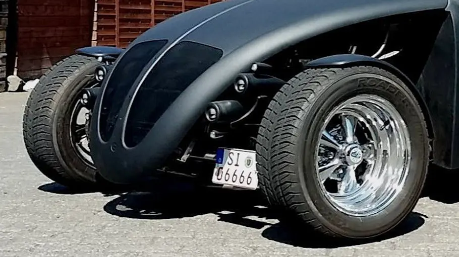Detailbild der Vorderachse des Hot Rod-VW Käfer.