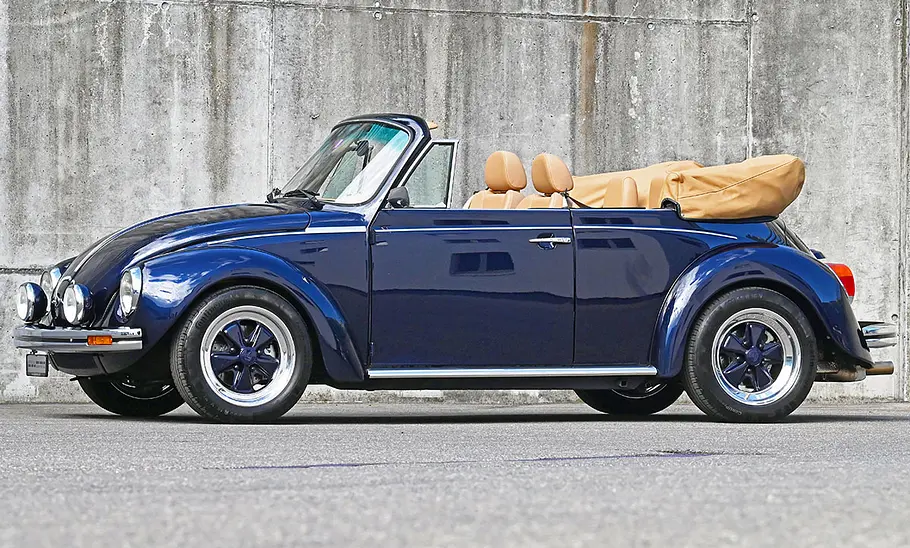 VW Käfer von Memminger Der VW Käfer von Memminger stehend seitlich.