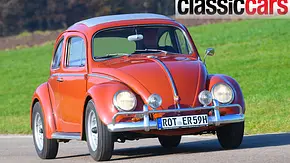 Der VW Käfer mit Porsche 356 Super 90 Motor fahrend von schräg vorne fotografiert. - Foto: Jürgen Gassebner
