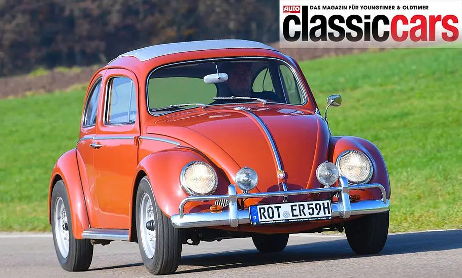 VW Käfer mit Porsche 356 Super 90 Motor Der VW Käfer mit Porsche 356 Super 90 Motor fahrend von schräg vorne fotografiert.