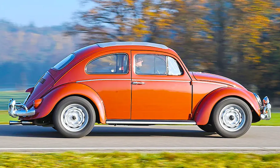 VW Käfer mit Porsche 356 Super 90 Motor Der VW Käfer mit Porsche 356 Super 90 Motor fahrend von der Seite fotografiert.
