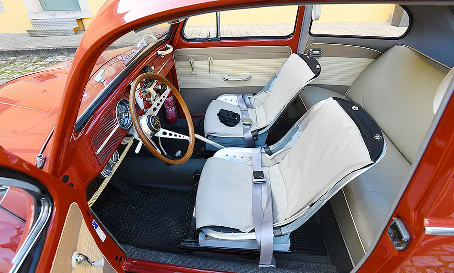 VW Käfer mit Porsche 356 Super 90 Motor Der Innenraum des VW Käfer mit Porsche 356 Super 90 Motor.