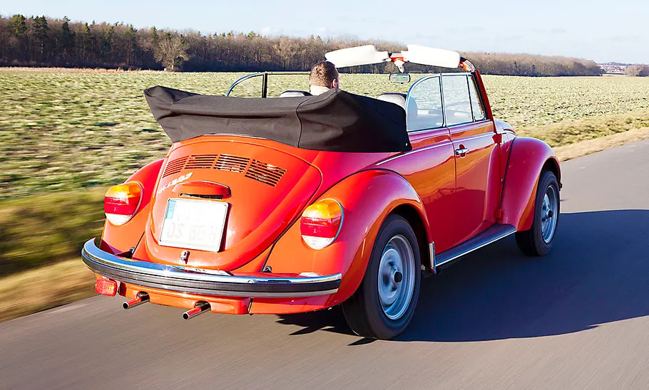 VW Käfer 1303 Cabrio Heckansicht fahrend