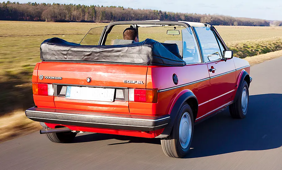 VW Golf 1 Cabrio Heckansicht fahrend