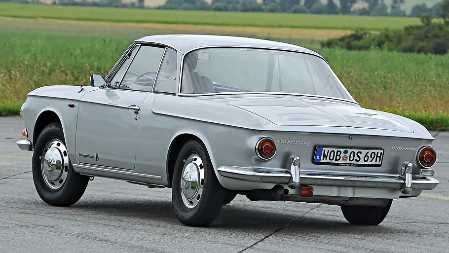 Der VW Karmann-Ghia Typ 34 fahrend von hinten