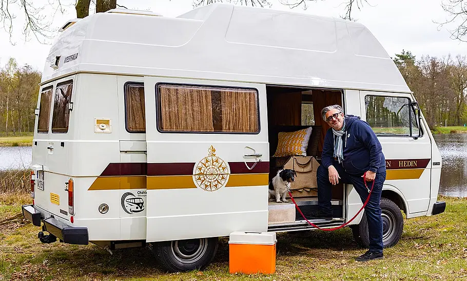 VW LT 28 Westfalia Sven Hedin Der Autor samt Hund stehend vor dem VW LT 28 Westfalia Sven Hedin.