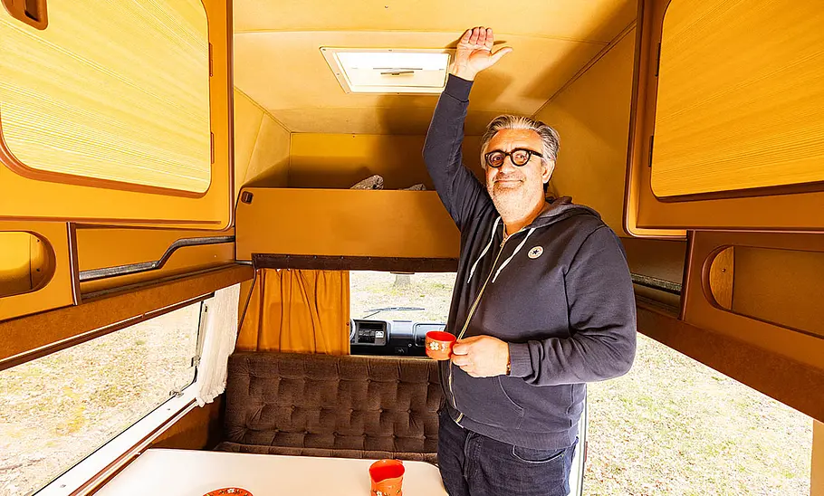 VW LT 28 Westfalia Sven Hedin Der Autor stehend im Innenraum des VW LT 28 Westfalia Sven Hedin.