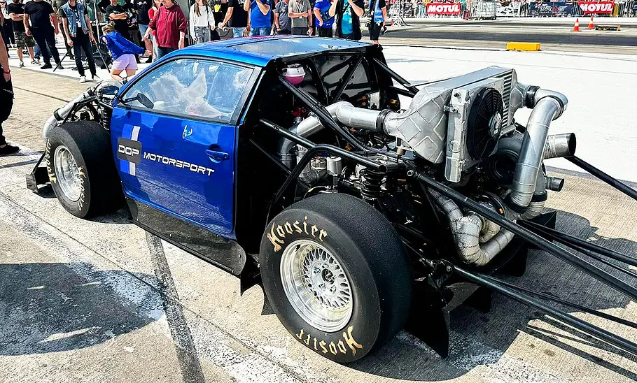 Blick von schräg hinten auf den VW Lupo Bimotor von DOP Motorsport.
