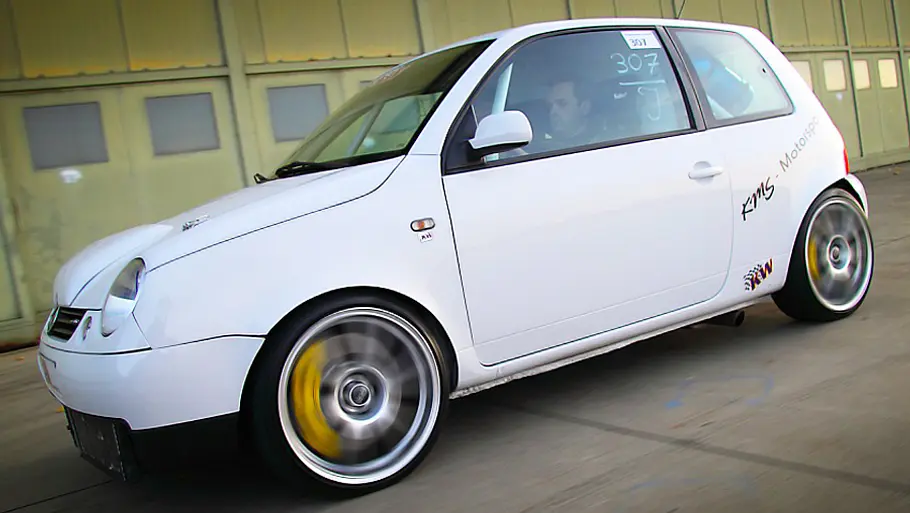 Der VW Lupo Bimotor fahrend seitlich