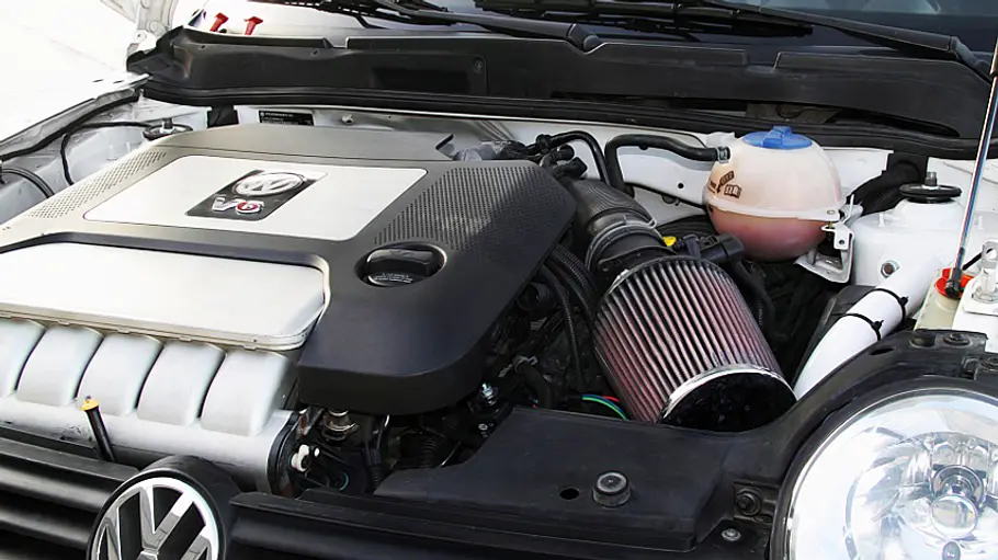 Der vordere Motor des VW Lupo Bimotor