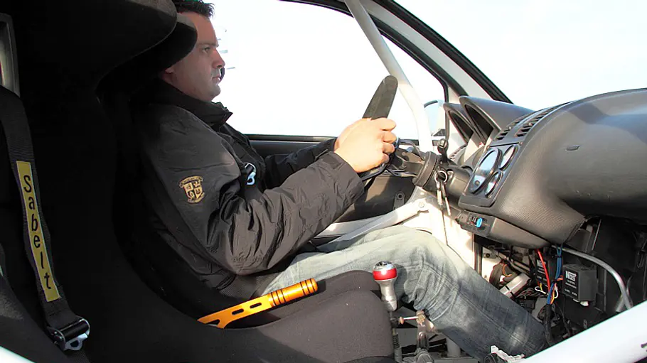 Petar Biocic sitzend im VW Lupo Bimotor