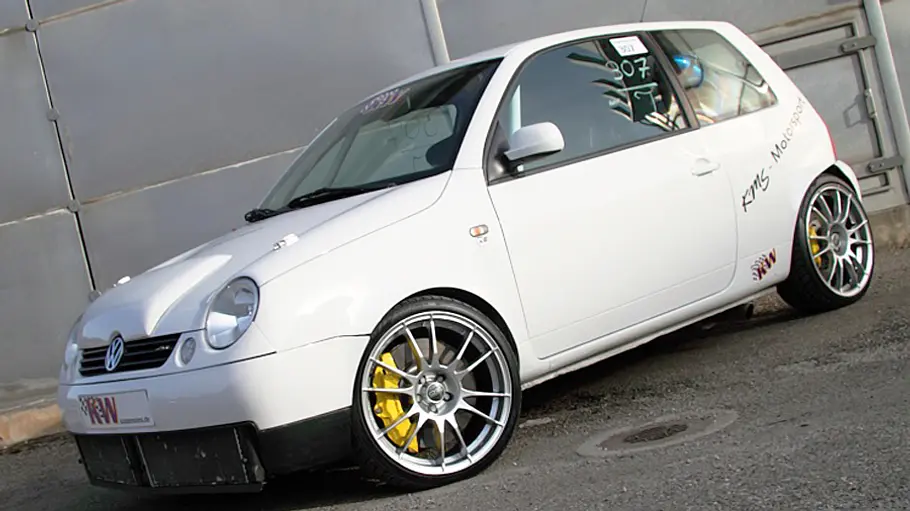 Der VW Lupo Bimotor stehend von schräg vorne