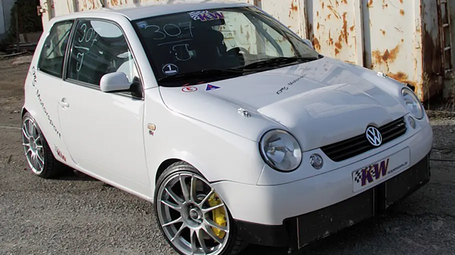 Der VW Lupo Bimotor stehend von schräg vorne