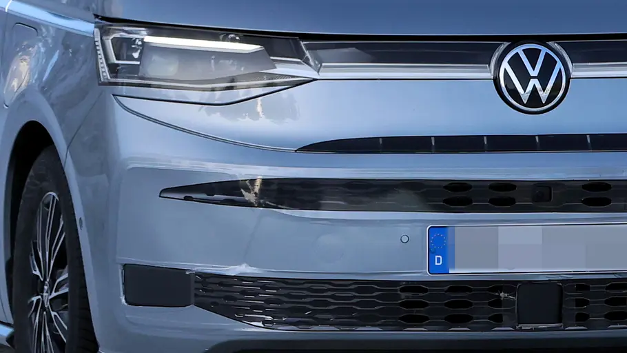Die getarnte Front des VW Multivan Facelift (2026) in der Detailaufnahme.