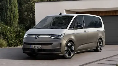 Der VW Multivan statisch von schräg vorne links in einer Garageneinfahrt geparkt. - Foto: VW Nutzfahrzeuge Der VW Multivan statisch von schräg vorne links in einer Garageneinfahrt geparkt. - Foto: VW Nutzfahrzeuge
