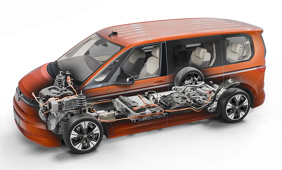 Grafik zeigt den VW Multivan eHybrid 4Motion (2025) von der Seite, leicht durchscheinend, sodass die Antriebstechnik sichtbar wird.
