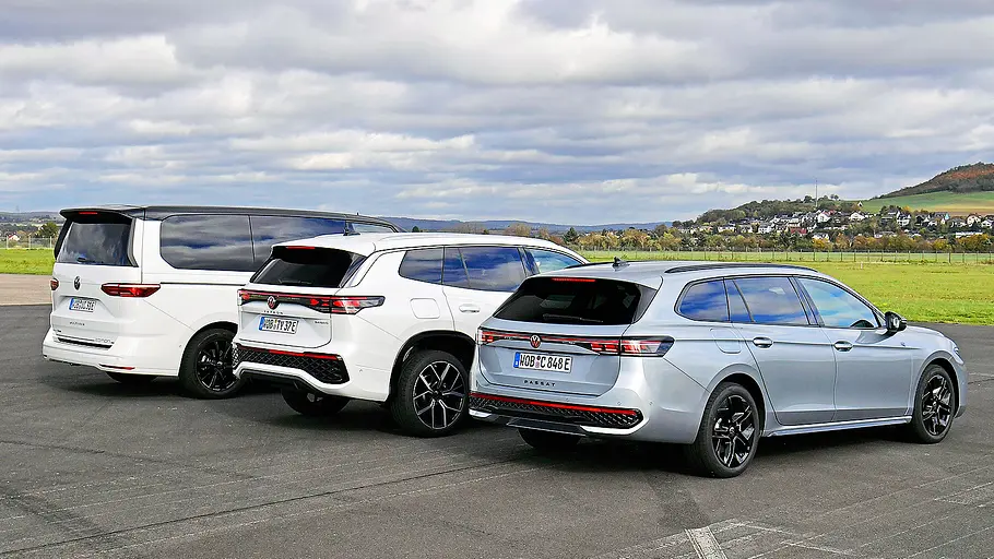 Blick von schräg hinten auf den VW Multivan, VW Tayron und VW Passat.
